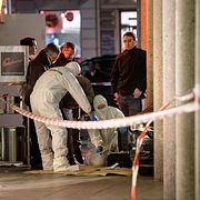 Polisens tekniker undersöker bilen som rammade en folksamling i tyska Heidelberg.