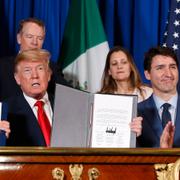 Enrique Pena Nieto, Donald Trump och Justin Trudeau skriver under avtalet i Buenos Aires.