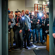 Stort pressuppbåd utanför rättssalen.