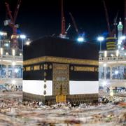 Islams heligaste plats - Kaaba – syns i mitten av moskén omgiven av byggkranar