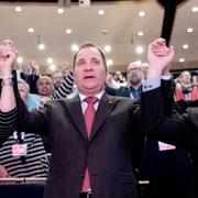 Ulla Löfven, statsminister Stefan Löfven och justitieminister Morgan Johansson sjunger Internationalen på Socialdemokraternas partikongress.