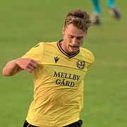 Mjällbys Villiam Granath och Lincoln red imps FC:s målvakt Jaylan Hankins under det första mötet på hemmaplan.