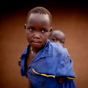 Många har flytt från Sudan på grund av kriget. Har porträtteras två barn i ett flyktingläger i norra Kenya, 2011. 