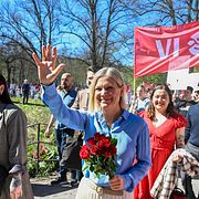 Socialdemokraternas partiledare Magdalena Andersson (S) tågar i partiets första maj-tåg.