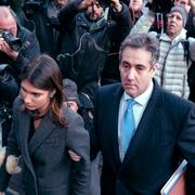 Michael Cohen tillsammans med dottern Samantha i samband med domen mot honom i december.