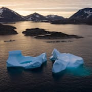 Isberg i soluppgången nära Kulusuk på Greenland. 