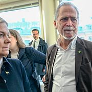 Socialdemokraternas partiledare Magdalena Andersson och Miljöpartiets språkrör Daniel Helldén (MP).