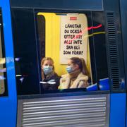  Resenärer med munskydd i Stockholms tunnelbana. 