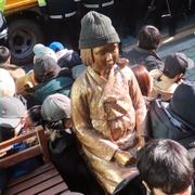 Statyn av en så-kallad tröstekvinna utanför japanska konsulatet i Busan, Sydkorea.