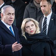 Benjamin Netanyahu och hustrun Sara vid en ceremoni till minne av förintelsens offer.