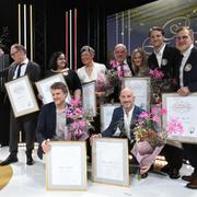 Årets pristagare. Bakre raden från vänster Oisín Cantwell, Inas Hamdan, Christina Jutterström, Jan Almgren, Lovisa Lamm Nordenskiöld, Hugo Lavett och Adam Svanell. Sittande från vänster Staffan Lindberg och Magnus Wennman. 