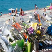 Blommor och meddelanden lades ut längs med Promenade des Anglais efter attacken.