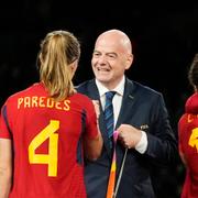 Spaniens Irene Paredes tar emot guldmedaljen av Infantino.