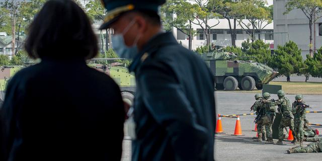 Taiwans president Tsai Ing-wen, till vänster, pratar med en officer när hon inspekterar en militärövning på en militärbas i Chiayi, Taiwan, 6 januari 2023. AP