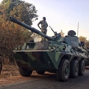 Senegalesiska trupper på väg in i Gambia under fredagen.