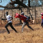 Zimbabwiska gatuförsäljare flyr polisen efter att ha sålt sina varor i ett förbjudet området i Harare under pandemin. Enligt studien är Zimbabwe ett av 49 ”hårda” auktoritära länder. Bilden är tagen 29 juli 2021. 