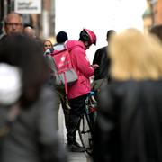 Matleverans med cykelbud från Foodora på Götgatan i Stockholm.