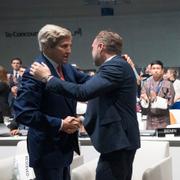 Från vänster USAs klimatsändebud John Kerry, Danmarks klimatminister Dan Jørgensen, Saudi Arabiens energiminister Abdulaziz bin Salman och Kinas klimatförhandlare Xie Zhenhua.