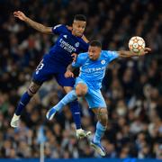 Eder Militao i kamp med Gabriel Jesus.