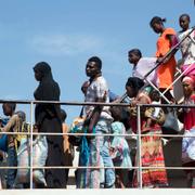 Människor återvänder till Gambias huvudstad Banjul med färja.