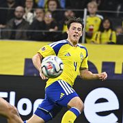 Sveriges Elliot Stroud och Rumäniens Radu Drăgușin under fredagens fotbollsmatch i Nations League mellan Sverige och Rumänien på Strawberry Arena.