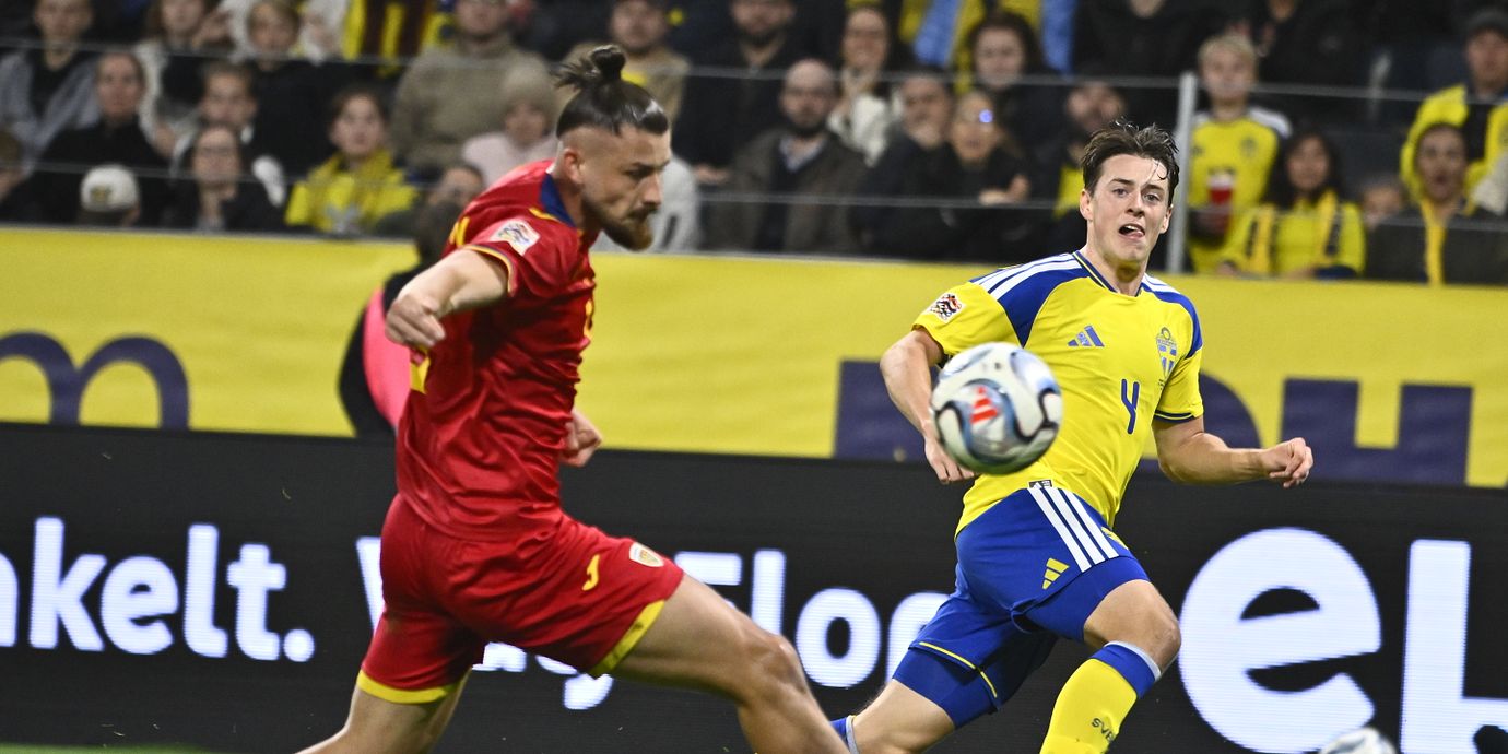 Sveriges Elliot Stroud och Rumäniens Radu Drăgușin under fredagens fotbollsmatch i Nations League mellan Sverige och Rumänien på Strawberry Arena.