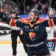 Djurgårdens Markus Ljungh jublar efter att ha kvitterat till 4-4 under måndagens kvartsfinal 5 i bäst av 7 i SM-slutspelet i SHL mellan Djurgårdens IF och Linköping HC på Hovet.