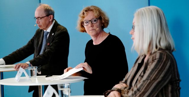 Eva Melander (mitten) på dagens pressträff. Johan Nilsson/TT / TT NYHETSBYRÅN