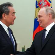 Wang Yi och Vladimir Putin