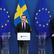 Civilminister Erik Slottner (KD), Sara Mazur, verkställande ledamot i Knut och Alice Wallenbergs Stiftelse, statsminister Ulf Kristersson (M), Anders Eriksson, ordförande för Tidningsutgivarna och Medieföretagen samt vd för Bonnier News, samt gymnasie-, högskole- och forskningsminister Lotta Edholm (L).