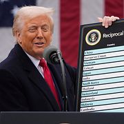 Donald Trump presenterade ”ömsesidiga” tullarna den 2 april 2025.