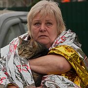 En kvinna som överlevt en rysk attack mot ett bostadshus i Kyiv den 6 juli.