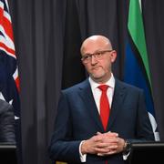 Australiens premiärminister Anthony Albanese (vänster) och Mike Burgess (höger), chef för Australiens underrättelsetjänst.