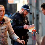 Polis talar med ett vittne till knivdådet i Sydney.
