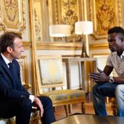 Emmanuel Macron och Mamoudou Gassama.