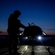 En soldat förbereder en långdistansdrönare någonstans i Ukraina runt årsskiftet.