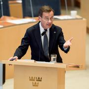 Statsminister Ulf Kristersson (M) i plenisalen i riksdagen. 