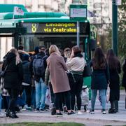 Passagerare vid buss i Malmö.