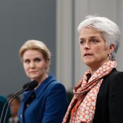 Helle Thorning Schmidt (i mitten) och Annette Vilhelmsen (till höger).