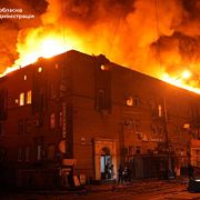 En byggnad som brinner efter attackerna mot Zaporizjzja.