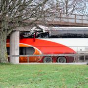 En dubbeldäckarbuss har kört in i bro strax utanför Linköping. Bussen har kört in i en för låg viadukt, enligt polisen.