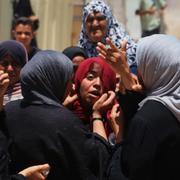 Palestinska kvinnor sörjer döda i Khan Yunis, 30 juni 2025. 