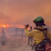 Stillbild från en video från Andalusiens räddningstjänst visar hur brandmän kämpar mot elden nära Los Gallardos den 9 juli.