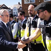 Keir Starmer och medlemmar från den judiska frivilligorganisationen Shomrim.