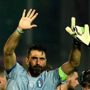 Gianluigi Buffon tackar fansen efter matchen mot Albanien.