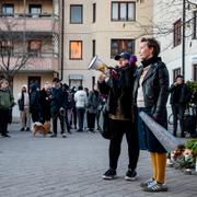 Tända ljus i Dalens Centrum där det hölls en minnsstund för artisten Einár som sköts till döds i Hammarby sjöstad på torsdagen. Sandra Eriksson tog initiativ till minnesstunden.