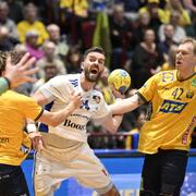 veriges Lucas Pellas (tv) och Eric Johansson försöker stoppa Islands Teitur Örn Einarsson under handbollslandskampen mellan Sverige och Island i Malmö Arena på lördagen. 