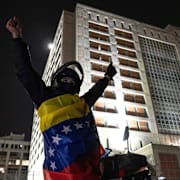 En person som stöder tillfångatagandet av Maduro utanför häktet i Brooklyn, New York.