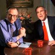 Larry King intervjuar George W Bush år 1999.