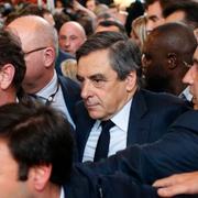 François Fillon, i mitten med ansträngd min, i Paris 1 mars.